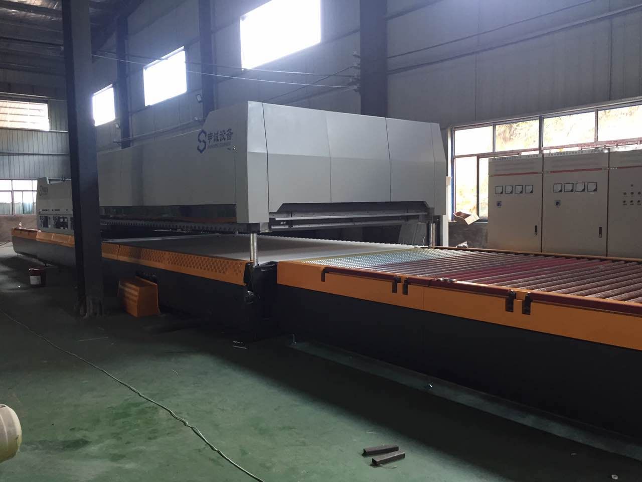 造成鋼化玻璃清洗不干凈的原因有哪些？